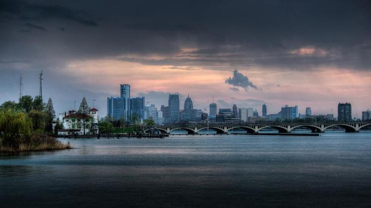 SKYLINE. Udsigten over Detroits skyline fra Belle Isle molen. MacArthur broen, der fører til Belle Isle ses i forgrunden. 