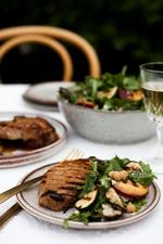KLASSISK. En grillkotelet er en klassiker, og med en god salat med mange kontraster er der lykke omkring middagsbordet. Mathilde Vesterherup