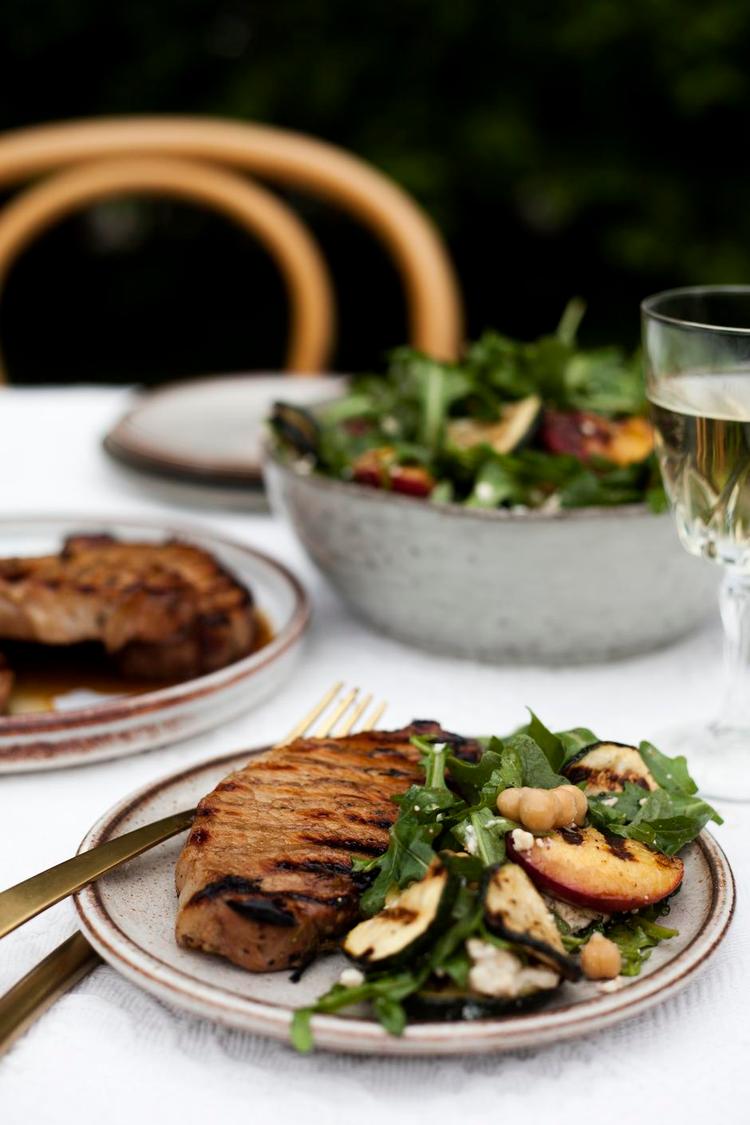 KLASSISK. En grillkotelet er en klassiker, og med en god salat med mange kontraster er der lykke omkring middagsbordet. Mathilde Vesterherup