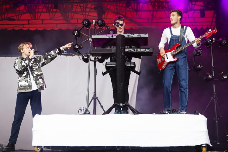 »Frontmand Emil Goll oser af drenget charme med sit blonderede hår, 90'er-agtige midterskilning og uforceret drengede charme«, skrev vores anmelder i sin tid om trioens koncert på Roskilde Festivals Orange Scene. 