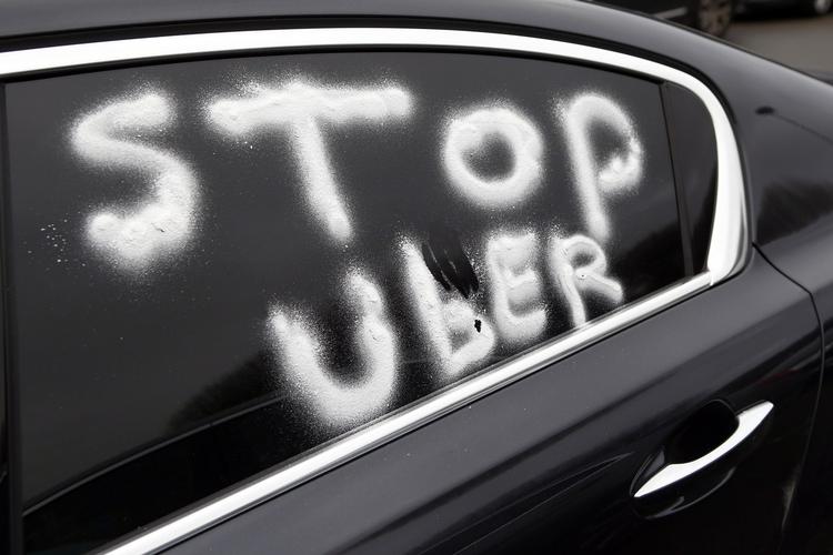 BLOMSTRE. Den nye borgerlige regering vil lave en ny taxilovgivning, som ifølge fagforeninger vil »understøtte, at Uber vil blomstre«. 