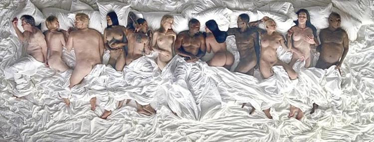 Famous. I den famøse musikvideo til Kanye West's seneste udgivelse ses diverse sovende kendisser, heriblandt Donald Trump og Taylor Swift. 