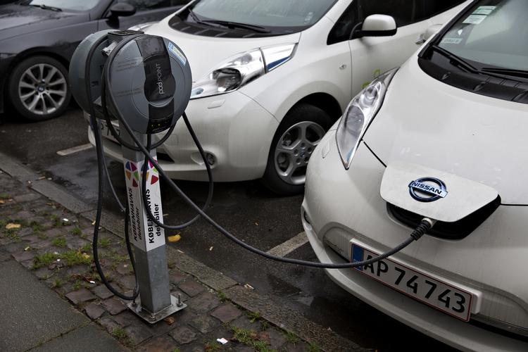 NEDTUR.  Sidste år blev der solgt over 4500 elbiler. Men i de første fire måneder af 2016 143. 