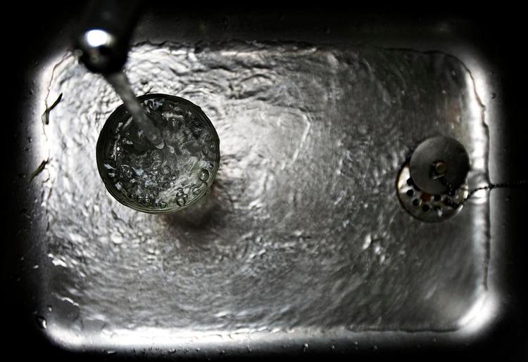 Rent. Det kan vare noget tid før Trafik- og Byggestyrelsen bliver færdig med  en ny gennemngang af regler, der åbner for vandhaner uden dansk godkendelse. Kritikken lyder at armatur fra andre lande kan afgive flere stoffer til vandet. 