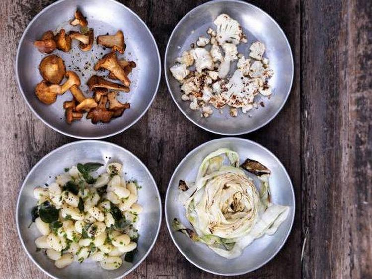 Skovtur. Det skulle eftersigende være et fint kantarel-år i år, så man kan passende samle sine egne svampe. Columbus Leth (arkiv)