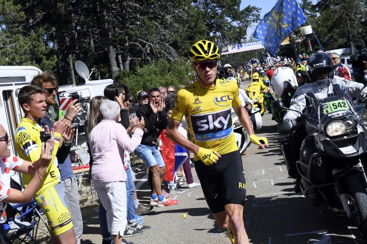 Astma-patienten Chris Froome mistede sin cykel på en etape under Tour de France i 2016, men så tog den medicinbehandlede supermand blot benene på nakken, indtil en ny cykel blev serveret. Stephane Mantey/AP