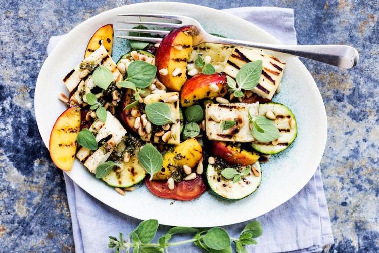 Har du rester af de grillede grøntsager tilovers, smager de rigtig godt næste dag i f.eks. en sandwich. Foto: Ditte Ingemann