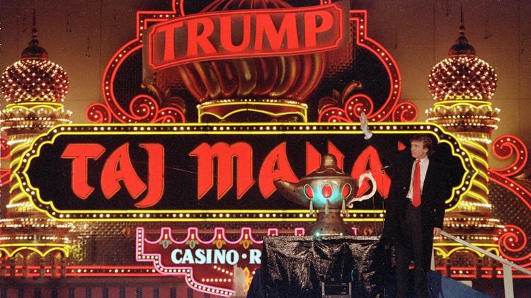 Donald Trump ved åbningen af Trump Taj Mahal Casino i byen Atlantic City i 1990. Kasinoet er nu ejet af andre og lukket for ombygning. 