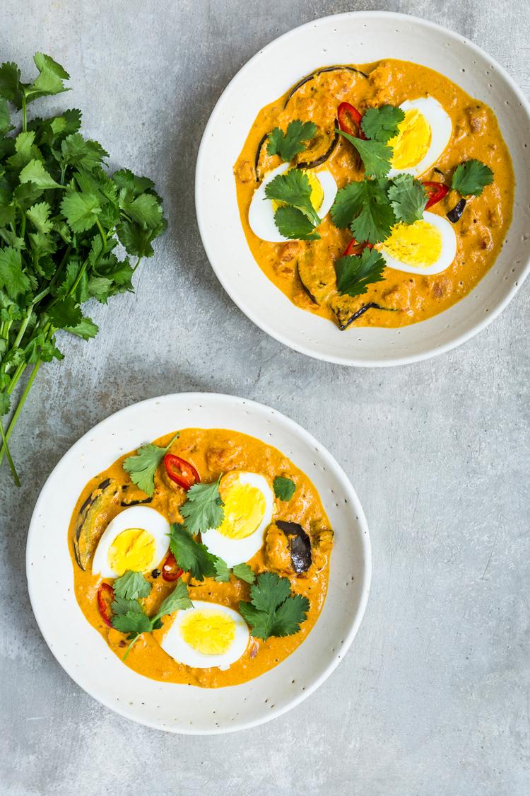 Der er masser af varme krydderier i karrypastaen, og sammen med æg, aubergine og ris giver det et fuldt måltid. Ditte Ingemann