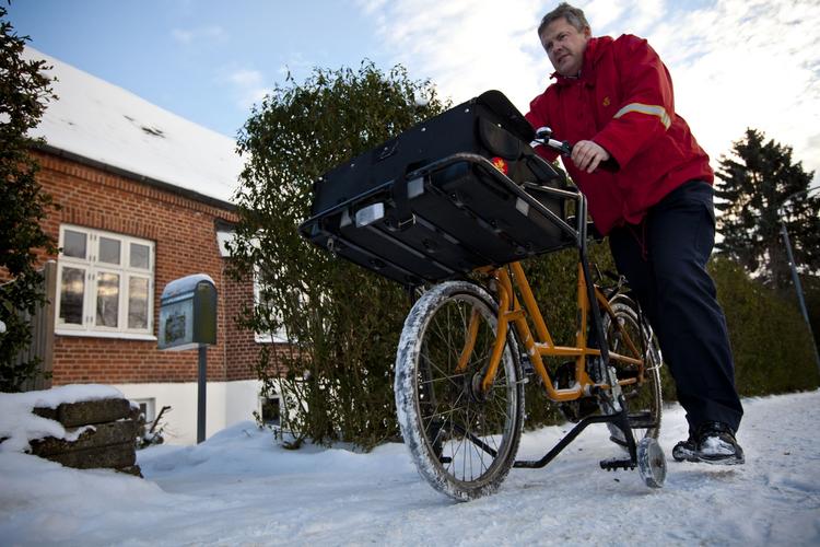 PostNord skal omstille sig fra situationen i dag, hvor breve og pakker håndteres separat, til i fremtiden at håndtere begge dele samtidigt. Men det er en kompliceret opgave at ændre det gamle produktionsapparat, siger formand Jens Moberg.  