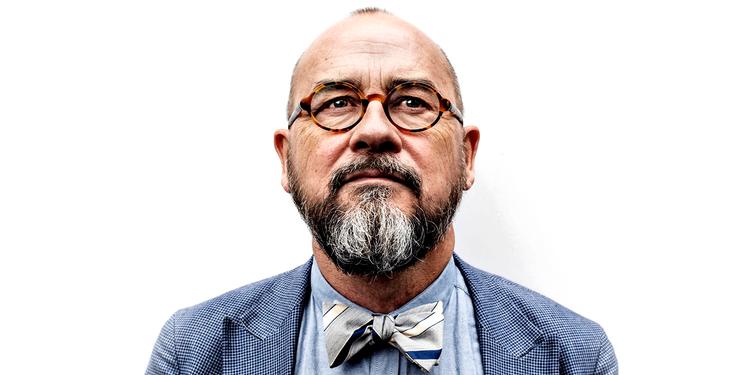 Rolleskifte. Michael Bojesen kan skrive korværker, spille klaver og saxofon, dirigere symfonier og agere dommer i tv-shows. Nu rykker til Sverige for at formidle sin musikglæde videre på Malmø Opera. Foto: Mathias Løvgreen 