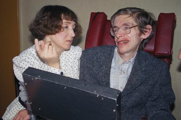 Lidelsen har været langsomt fremadskridende og bundet ham til en kørestol. Her ses han med sin daværende hustru Jane under et pressemøde i 1989. LIONEL CIRONNEAU/AP