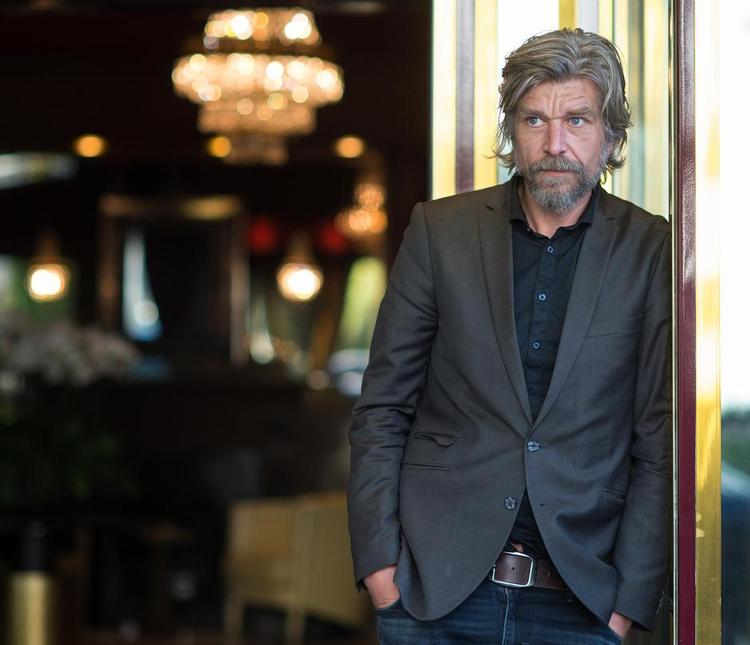 Forfatter-far. Blikket vendt indad. Som i bogen, hvor Karl Ove Knausgård skriver om alt det svære, som hans hustrus depression afstedkommer. 