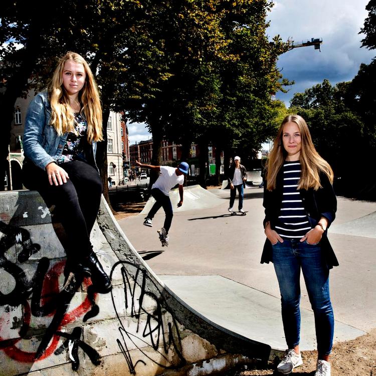 Kulturskift. Københavnere er reserverede, synes Nicole Marie Gregorich (tv.) fra USA. Jyske Cecilia Kruse Agerschou er til gengæld overrasket over, hvor normalt det er, at fremmede taler til hinanden. 