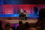 SUPERSTJERNE. Efter 10 minutters hårde lektier, tog 74-årige Stephen Hawking publikum i hånden i det foredrag, der udløser 4 ’sorte huller’ fra Politikens anmelder. MAUD LERVIK/POLFOTO