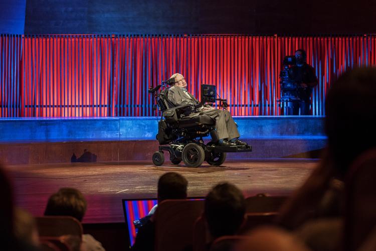 SUPERSTJERNE. Efter 10 minutters hårde lektier, tog 74-årige Stephen Hawking publikum i hånden i det foredrag, der udløser 4 ’sorte huller’ fra Politikens anmelder. MAUD LERVIK/POLFOTO