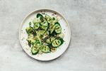 Agurkerne skal kun ligge på grillpanden, til de får flotte grillstriber. Smager godt sammen med sprød boghvede og græskarkerner. Foto: Ditte Ingemann