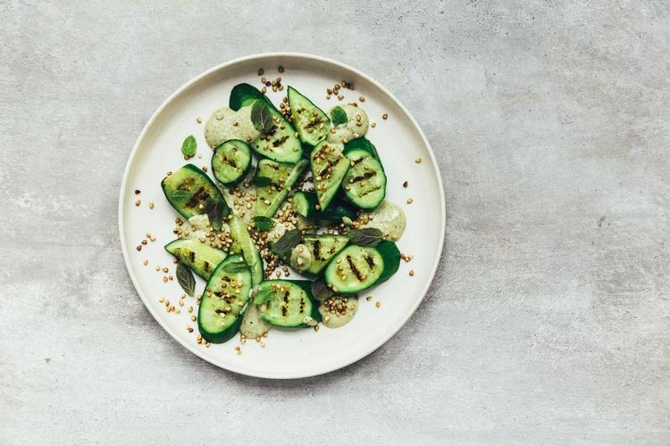 Agurkerne skal kun ligge på grillpanden, til de får flotte grillstriber. Smager godt sammen med sprød boghvede og græskarkerner. Foto: Ditte Ingemann