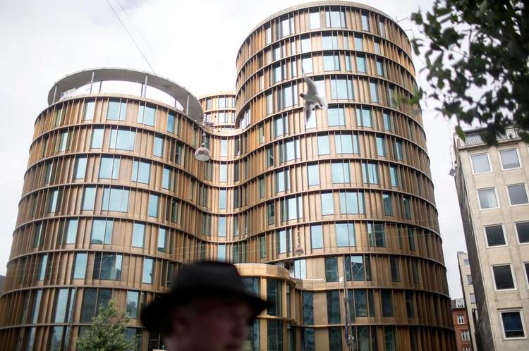 Bjerg. Axel Towers facade af kobber og zink og de runde former leder tankerne hen på et bjerg, klipper eller noget andet mægtigt i naturen. Og det er ikke helt forkert, siger arkitekt Lene Tranberg, som netop har prøvet at ramme noget organisk. 