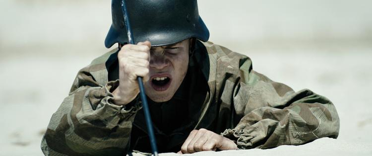 De to tyske tvillingebrødre, der er blandt dem, der bliver tvunget til at afsøge den danske vestkyst for miner, er i centrum i ’Under sandet’. Den danske film, er nu nomineret til en Oscar. 