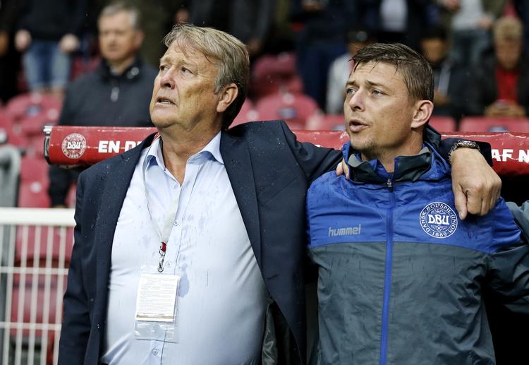 Landstræner Åge Hareide vil meget gerne beholde Jon Dahl Tomasson i assistentrollen. Tomasson aftale med DBU løber kun til næste sommer. 