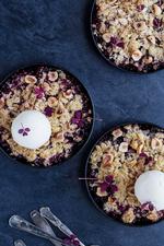 Under den knasende hasselnødde-havre-crumble gemmer sig syrligsøde kanelkrydrede brombær. Foto: Maja Ambeck Vase