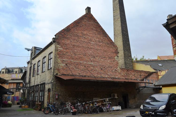 De bevaringsværdige bygninger i baggårdene og langs Enghavevej vidner om det Vesterbro, der skød op i 1800-tallet. Ejendommene er de sidste, der ikke er faldet for bulldozerne i bydelen. 