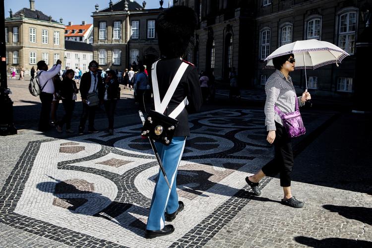 Besøg. København har det største mix af udenlandske turister. For mange går vejen forbi Amalienborg. Foto: Simon Fals 