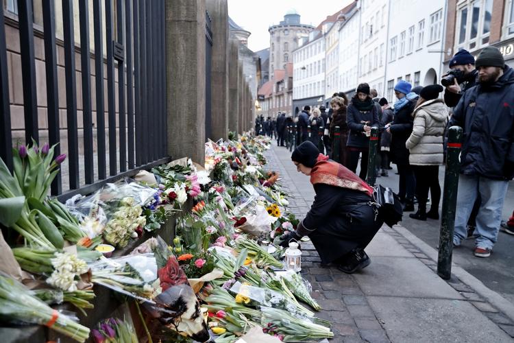 Der blev lagt et blomsterhav ved den jødiske synagoge i København, efter at en vagt blev skudt og dræbt ved terrorangrebet i København i februar 2015. 