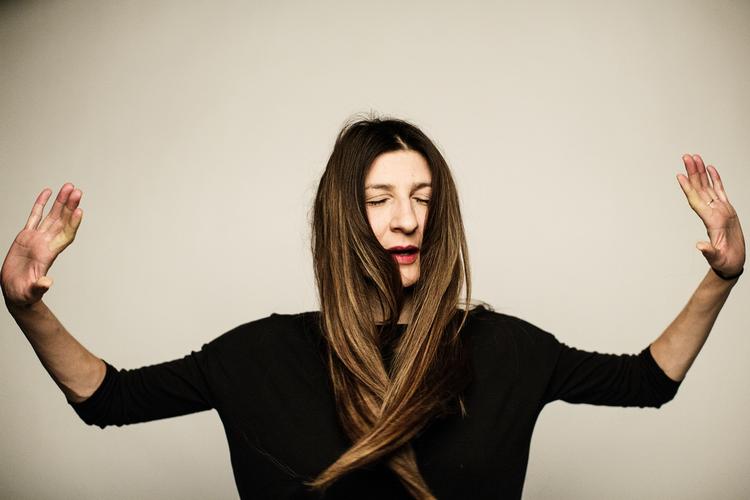 Sindelagskontrol. »Føler-du-dig-dansk-spørgsmålet minder om dengang, en nær slægtning stormede ind på mit teenageværelse og gav mig en omgang tæsk, og fortalte mig, at jeg er en tyrkisk pige, og at jeg også skulle opføre mig derefter«, skriver Ayse Dudu Tepe. 