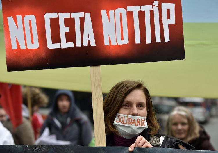 Handelsaftalerne Ceta og TTIP har tidligere mødt modstand i Europa. Her er demonstranter på gaden i Bruxelles i 2016. 