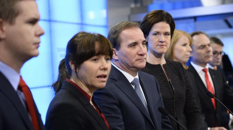 Stefan Löfven i midten, da han i december 2014 lavede en aftale om at regere med en mindretalsregering. Nu er samme regering truet af skandale. Henrik Montgomery/AP