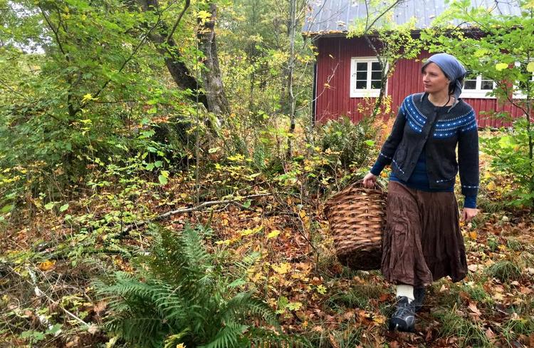 god tid. »Vi prioriterer investeringer, som kan gøre os mere selvforsynende og mere uafhængige af forbrug. Det dyreste, vi ejer, er vores solcelle- anlæg«, siger Andrea Hejlskov, som bor i en svensk skov. Arkivfoto:  Jeppe Juhl