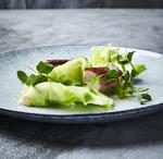 Mørt og sprødt. Svinebryst er et relativt fedt stykke kød, og det er svært at smadre det. Det er bare vigtigt, at det er mørt, når man serverer det, og at fedtet på toppen er sprødt og gyldent, så man ikke får blævrende grisefedt på tallerkenen. Claes Bech-Poulsen 