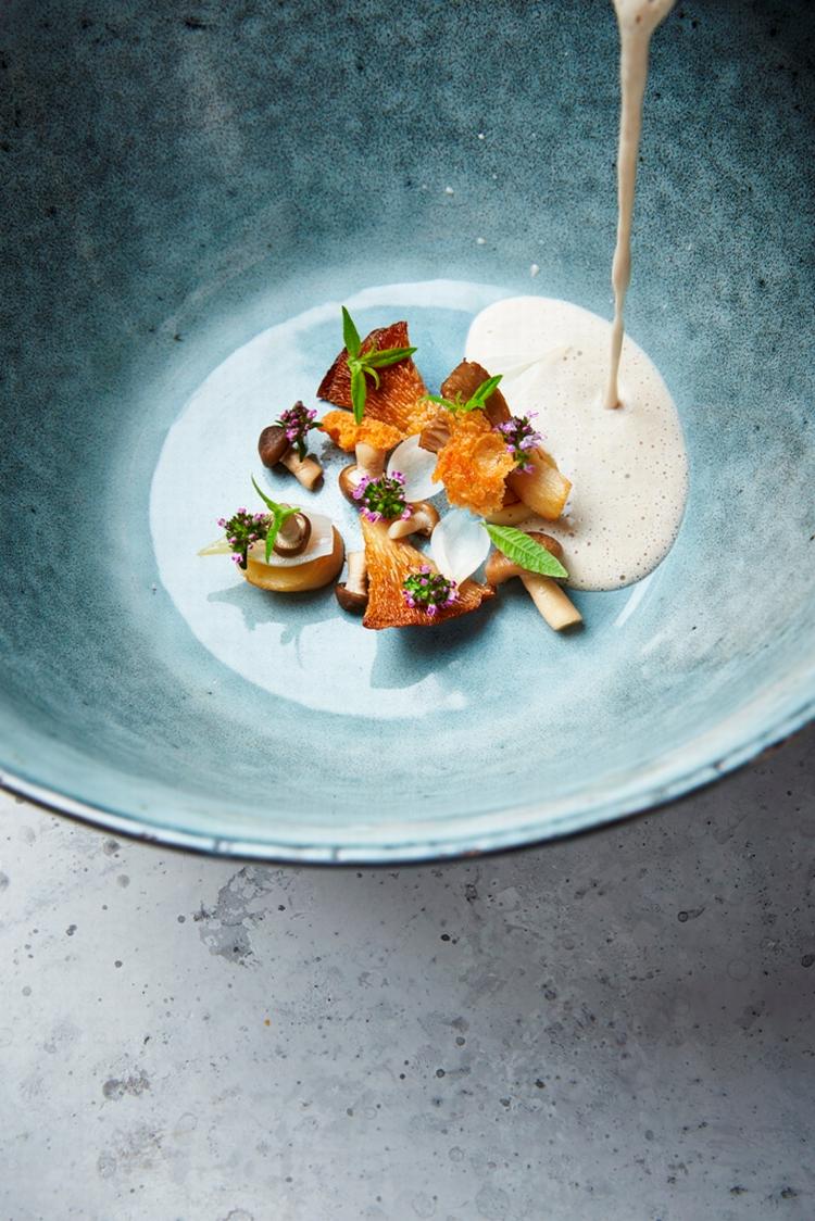 Der hører suppe til det kolde vejr, og Thomas Herman giver svampesuppen et skvæt sherry. Det har han lært af sin mormor: Den vinøse lagrede smag fungerer bare sammen med svampe. Claes Bech-Poulsen