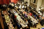 SAMKVEMSRET. Fællesspisning i nedlagt kirke på Vesterbro viser, at det moderne mobilafhængige menneske bestemt også gerne vil have fysiske møder på menuen. MADS NISSEN/POLFOTO