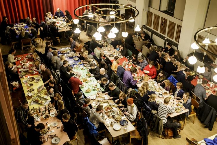 SAMKVEMSRET. Fællesspisning i nedlagt kirke på Vesterbro viser, at det moderne mobilafhængige menneske bestemt også gerne vil have fysiske møder på menuen. MADS NISSEN/POLFOTO