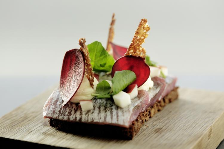 Vi køber dobbelt så mange sild op til påske som normalt. Især hos den ældre del af befolkningen er silden populær.   PETER HOVE OLESEN /POLFOTO