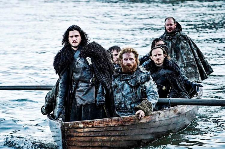 Har du spillet på, at Jon Snow - her i front - er den første, der lader livet i den nye sæson? Væddemålet giver høje odds hos Danske Spil. 