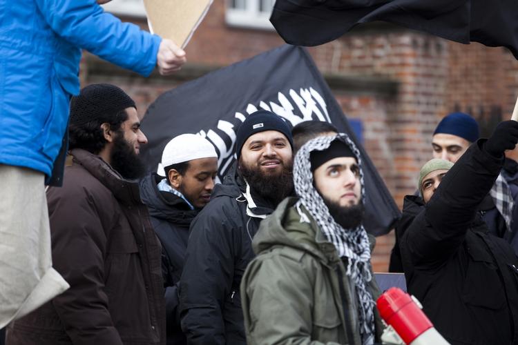 Salafister demonstrerer foran den amerikanske ambassade