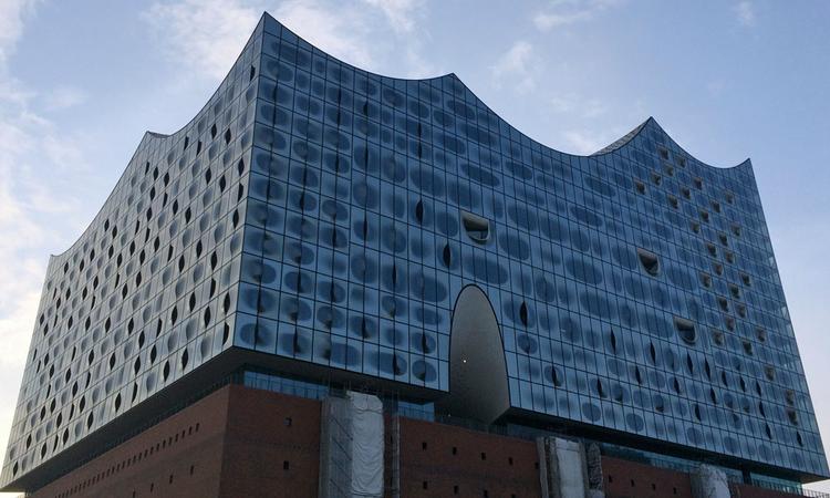 VARTEGN. Elbphilharmonie har potentiale til at blive Hamburgs nye vartegn med sin svungne glasfacade. Tina Krongaard