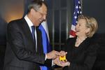 Da Hillary Clinton gav en trykknap til sin russiske kollega Sergej Lavrov i 2009, opsummerede hun uforvarende det notorisk dårlige forhold mellem de to stormagter. Trykknappen, som skulle ' nulstille' landes forhold, var på russisk udstyret med teksten »overbelastning«. Arkivfoto: AP 