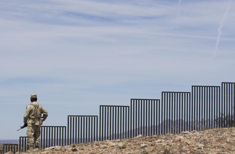 Afgræsning. Grænsen mellem USA og Mexico er omkring 3.100 kilometer lang. En del af strækningen er på nuværende tidspunkt bebygget med hegn i forskellige størrelser. 