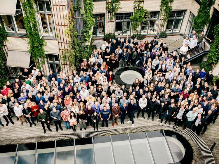 Besøg. Politikens medarbejdere samlet på redaktionens terrasse, da vi inviterede os selv på besøg. 800 læsere meldte sig, og vi var ude hos 180 af jer. 
