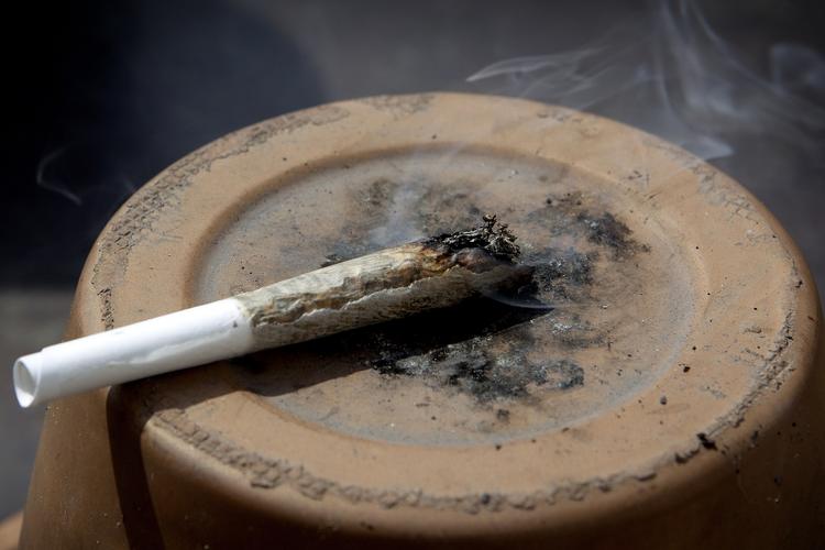 Mens færre unger tænder en joint som den her, er der til gengæld flere, som prøver stoffer som amfetamin, kokain og ecstasy. 