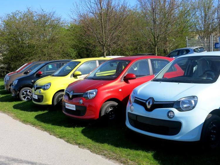 PRISJAGT. Mange nye biler bliver bllligere i dag. Dog ikke Renault Twingo og andre mikrobiler til omkring 100.000 kroner. 