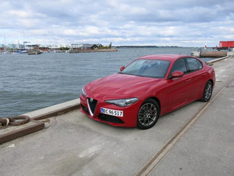 STILREN. Alfa Romeo Giulia har de typiske designelementer, f.eks. den dybe kølergrill. Foto: Allan Graubæk 