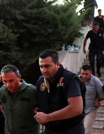 SKRÆKSCENE. Militærfolk føres væk af politiet få dage efter kupforsøget i Tyrkiet i juli. Siden er flere blevet anholdt og fængslet. og det får nu tyrkiske officerer i andre Nato-lande til at søge asyl der. Arkivfoto: Tolga Adanali/AP 