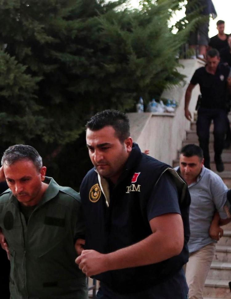 SKRÆKSCENE. Militærfolk føres væk af politiet få dage efter kupforsøget i Tyrkiet i juli. Siden er flere blevet anholdt og fængslet. og det får nu tyrkiske officerer i andre Nato-lande til at søge asyl der. Arkivfoto: Tolga Adanali/AP 