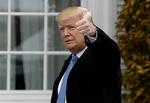 Trump hilser på medierne ved et besøg på en af sine egne golfklubber i november. 